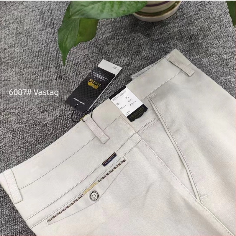 Férfi pamut casual nadrág, off-white szín, gyűrődésmentes, egyenes szabású, üzleti–casual stílushoz, középkorú férfiak számára, ősz-téli szezon