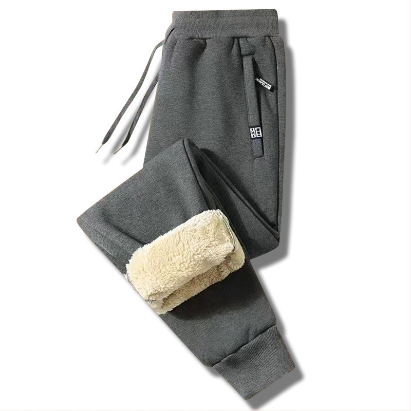 Férfi téli casual nadrág vastag fleece béléssel, egyenes szabású, középmagas derék, kötőzárú elülső zárás, cipzáros zsebek