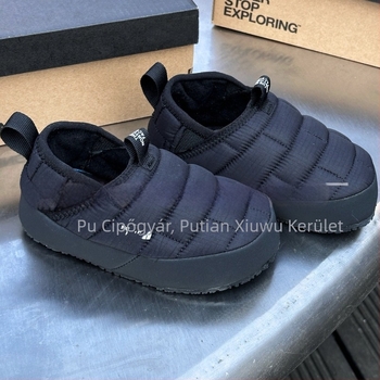 Téli uniszex slip-on cipő meleg pamut béléssel, velúr felsőrésszel, vastag bélés, csúszásmentes PVC talppal, koreai stílus, alacsony sarok