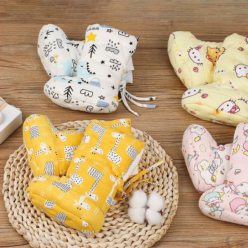 Baba kézzel készített pamut lábvédőkkel, meleg, puha talppal, téli cipő 0–12 hónaposok számára