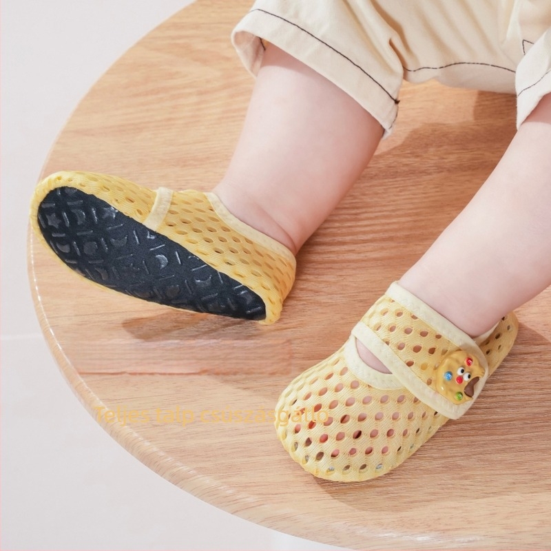 Babák nyári hálós zoknijai a padlóra, csúszásmentes és lélegző, belső cipő Velcro-zárással, mesefigurás dizájn
