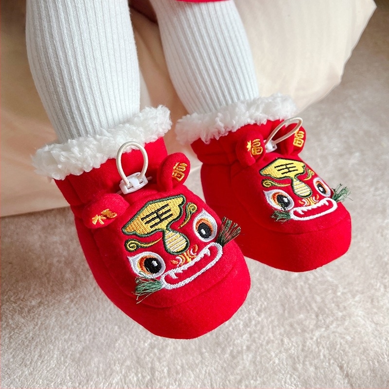 Tigrisfejű babacipő, ívelt orr, belső talp és bélés juhgyapjúból, elasztikus szalag a könnyű felhúzáshoz, tigrisfej mintás, csúszásmentes talp és melegen tart