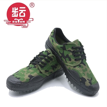 Szerszámipari cipő – Kamufláz vászonfelső, gumitalp, kerek orr, lélegző és ütéscsillapító.