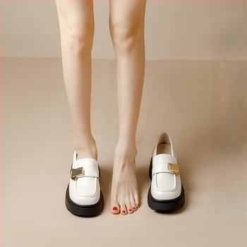 Női loaferek 6–8 cm-es vastag sarokkal, kerek orr, PU felsőrész, gumírozott talp, alacsony felső rész