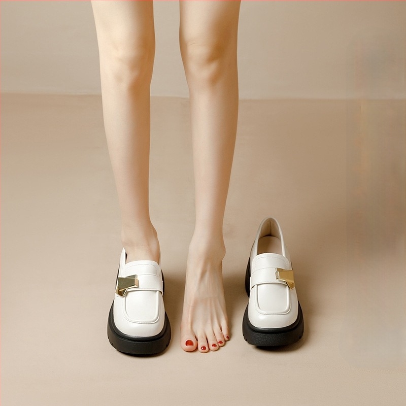 Női loaferek 6–8 cm-es vastag sarokkal, kerek orr, PU felsőrész, gumírozott talp, alacsony felső rész