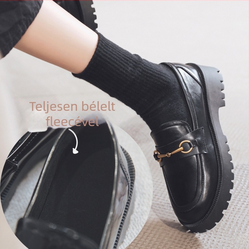 Vastag talpú mokaszín cipő, kerek orrú, PU felsőrész, középmagas sarkú 3–5 cm, viszkóz talp