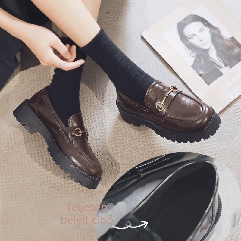 Vastag talpú mokaszín cipő, kerek orrú, PU felsőrész, középmagas sarkú 3–5 cm, viszkóz talp