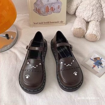 Mary Jane lapos talpú cipő, kerek orr, PU felsőrész, csíkos mintázat, elöl fűzővel és egy csatos pánttal záródó, alacsony sarok, gumírozott talp