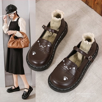 Mary Jane lapos talpú cipő, kerek orr, PU felsőrész, csíkos mintázat, elöl fűzővel és egy csatos pánttal záródó, alacsony sarok, gumírozott talp