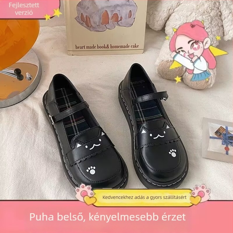 Mary Jane lapos talpú cipő, kerek orr, PU felsőrész, csíkos mintázat, elöl fűzővel és egy csatos pánttal záródó, alacsony sarok, gumírozott talp