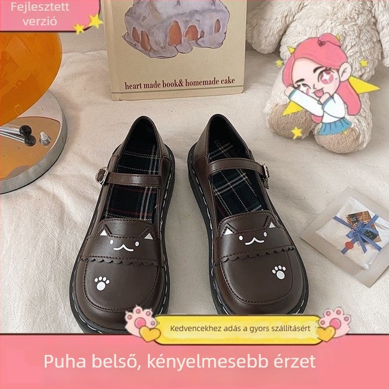 Mary Jane lapos talpú cipő, kerek orr, PU felsőrész, csíkos mintázat, elöl fűzővel és egy csatos pánttal záródó, alacsony sarok, gumírozott talp