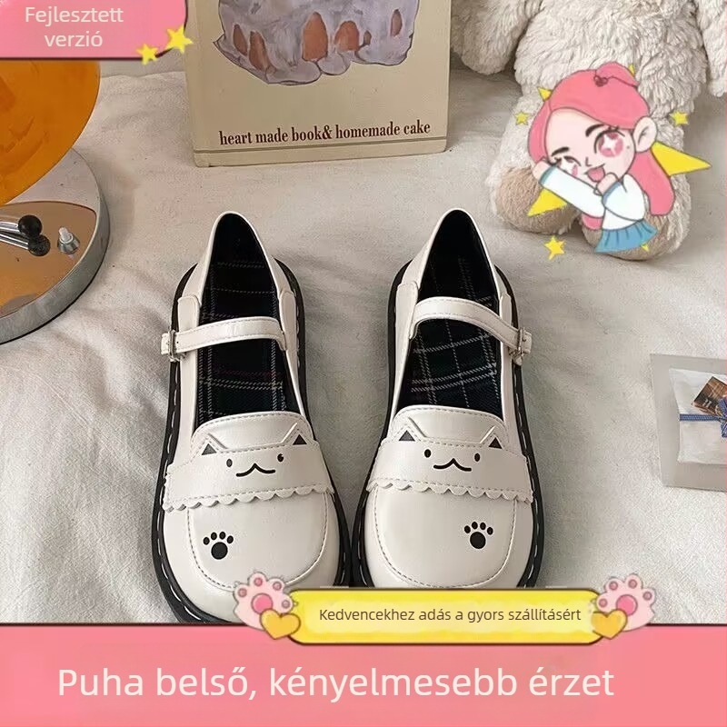 Mary Jane lapos talpú cipő, kerek orr, PU felsőrész, csíkos mintázat, elöl fűzővel és egy csatos pánttal záródó, alacsony sarok, gumírozott talp