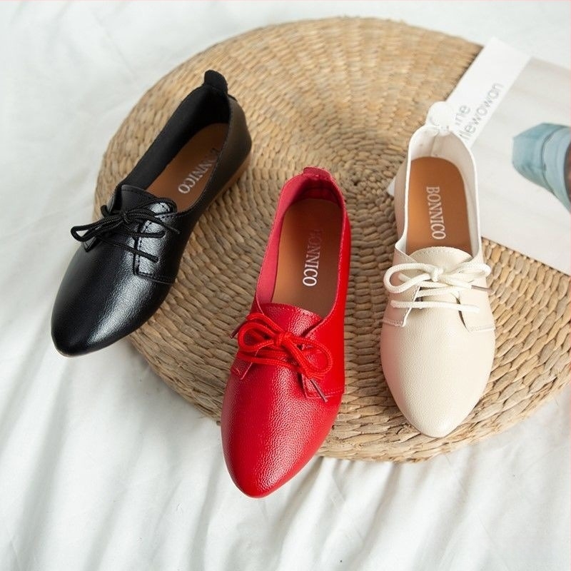 Női wedges cipő, hegyes orrú, PU felsőrész, gumírozott talp, alacsony wedge sarok