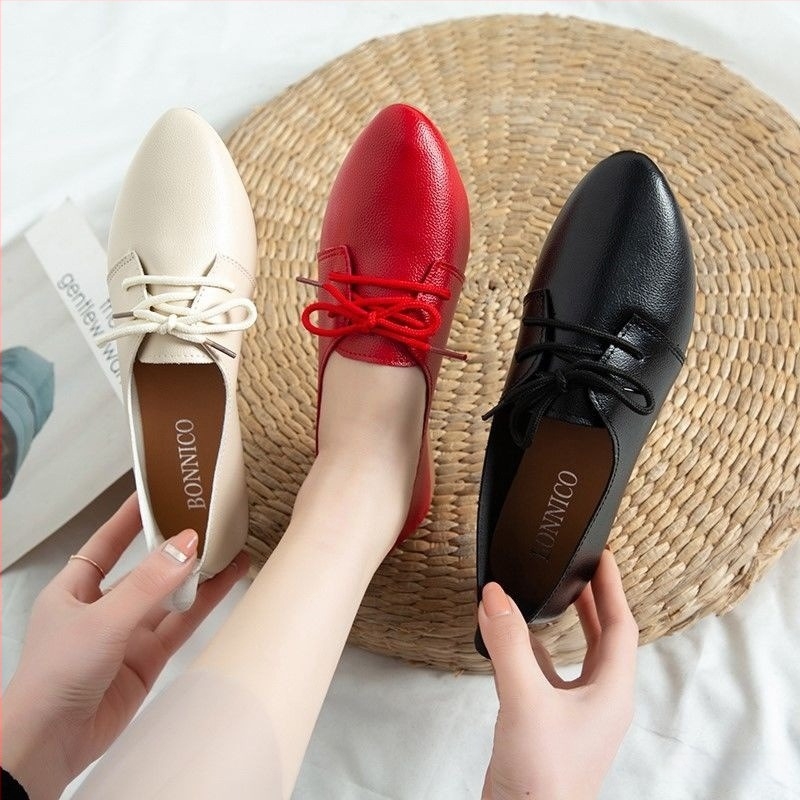 Női wedges cipő, hegyes orrú, PU felsőrész, gumírozott talp, alacsony wedge sarok