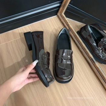 Loaferek cipő kerek orrú, felső része első osztályú marhabőrből, 6–8 cm-es vastag sarok, TPU talp
