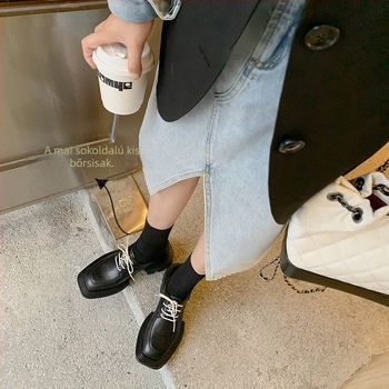 Kvadrát orrú mokaszin, egyetemi stílus, valódi bőr felsőrész, fűzős záródás, középmagas sarok 3–6 cm, gumi talp