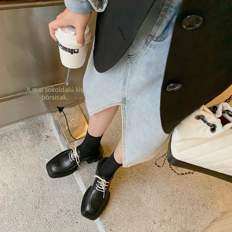 Kvadrát orrú mokaszin, egyetemi stílus, valódi bőr felsőrész, fűzős záródás, középmagas sarok 3–6 cm, gumi talp