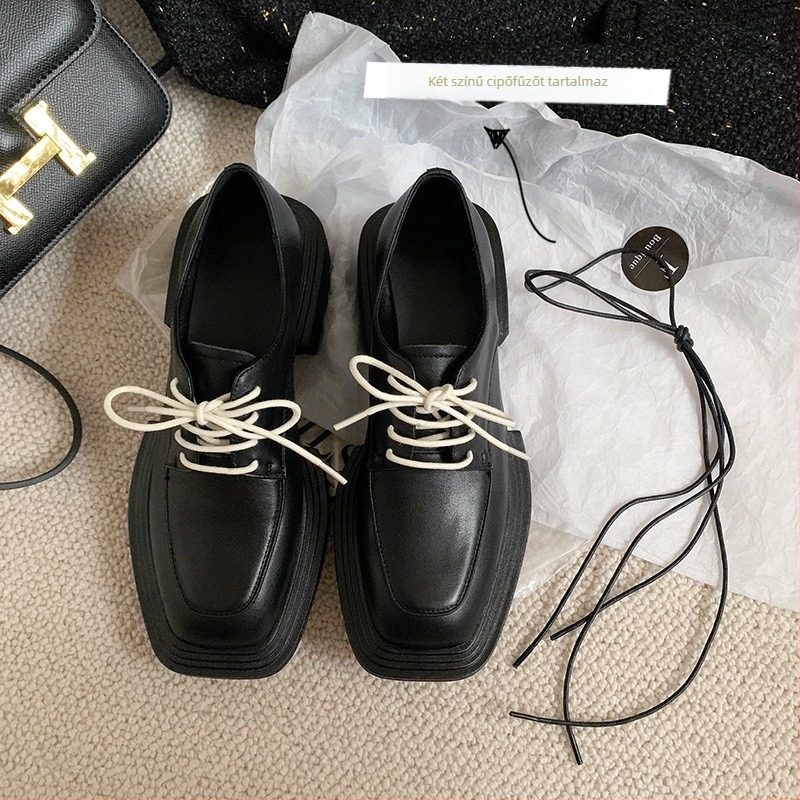 Kvadrát orrú mokaszin, egyetemi stílus, valódi bőr felsőrész, fűzős záródás, középmagas sarok 3–6 cm, gumi talp