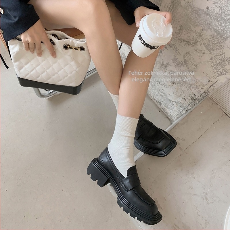 Kvadrát orrú mokaszin, egyetemi stílus, valódi bőr felsőrész, fűzős záródás, középmagas sarok 3–6 cm, gumi talp