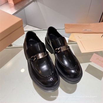 Miu Carrefour női bőr loaferek retró stílusúak, kerek orrú, slip-on, vastag gumitalp, 3–5 cm sarok