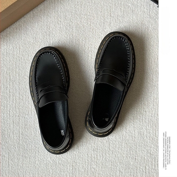 Tehénbőr loafer bojtokkal férfiak és nők számára, kerek orr, elől fűzős, 3-5 cm vastag sarok, textil belső, tehénin-szálsos talp, mindennapi vise