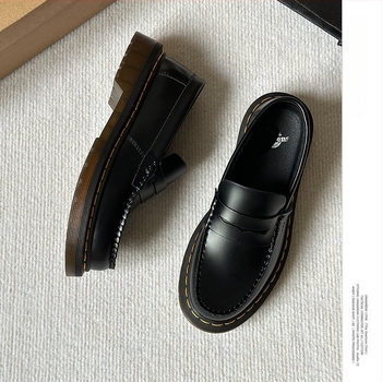 Tehénbőr loafer bojtokkal férfiak és nők számára, kerek orr, elől fűzős, 3-5 cm vastag sarok, textil belső, tehénin-szálsos talp, mindennapi vise