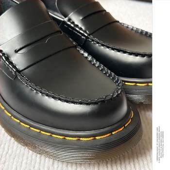 Tehénbőr loafer bojtokkal férfiak és nők számára, kerek orr, elől fűzős, 3-5 cm vastag sarok, textil belső, tehénin-szálsos talp, mindennapi vise