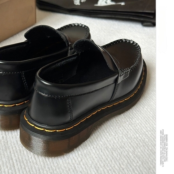 Tehénbőr loafer bojtokkal férfiak és nők számára, kerek orr, elől fűzős, 3-5 cm vastag sarok, textil belső, tehénin-szálsos talp, mindennapi vise
