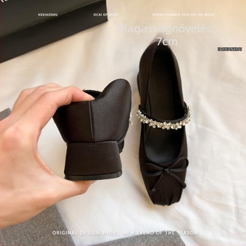 Szatén Mary Jane cipők strasszos pánttal, csatos záródású, 6–8 cm sarok, báránybőr belsővel
