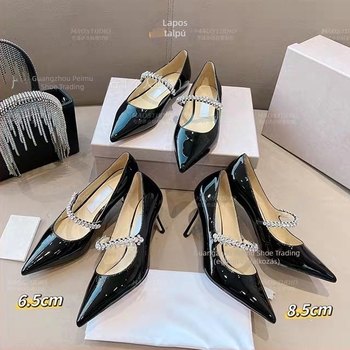 Mary Jane magassarkú cipő hegyes orral, rhinestone lánccal, 6–8 cm-es vastag sarokkal, felsőrész első rétegű marhabőrből, bélés juhbőrből, gumitalp