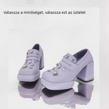 Női bőrlóferek tehénbőr felsőrésszel, négyszögletes orr, 6–8 cm-es magas és vastag sarok, gumírozott talp, bélés és talptalp juhbőrből