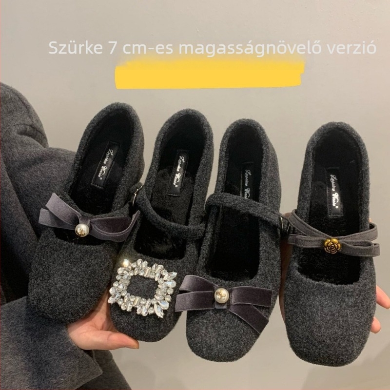 Mary Jane lapos orrú cipő strassz díszítéssel, alacsony sarok 3 cm-nél kisebb, műplüss felsőrész, bélés plüssös, gumitalp, egyrészes csattal