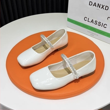 Mary Jane cipő, négyszögletes orr, PU felső, csattal záródó, középmagas sarok 3–6 cm