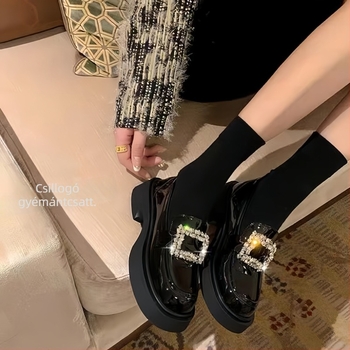 Marhabőrből készült loaferok négyszögletes kristálycsattal, kerek orr, középmagas sarok 3-5 cm, gumírozott talp