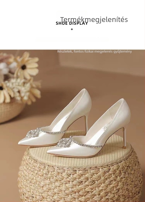 Női magas sarkú cipő - hegyes orr, szatén felsőrész, stiletto sarkú, sarokmagasság 6-8 cm, mikroszálas bélés.