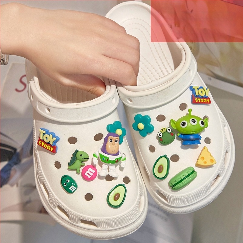 Crocs-stílusú gyerekcipő-kiegészítő levehető virágcsattal – rajzfilm-stílusú