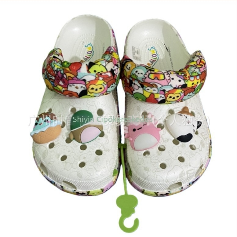 Totoro-nyomtatású női platform szandál, pillangó tollakkal, perforált dizájn