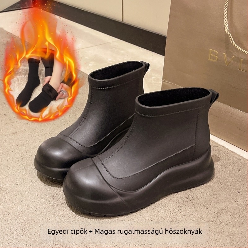 Női rövid esőcsizma vastag pamut bélésével, meleg és csúszásmentes talppal.