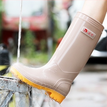 Női magas esőcsizma csúszásmentes PVC felsőrésszel, magas szár, alacsony sarok 1-3 cm, tavaszi-őszi használatra
