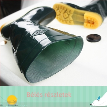 PVC felsőrésszel rendelkező női esőcsizma, középmagas szár, megerősített talp, alacsony sarka 1-3 cm, egyszínű mintázat.