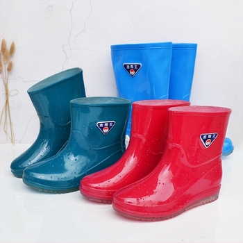 Női esőcsizma középső hosszúságú PVC felsőrésszel, alacsony sarkú (1–3 cm), vízálló, kopásálló, egész éves viselet