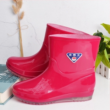 Női esőcsizma középső hosszúságú PVC felsőrésszel, alacsony sarkú (1–3 cm), vízálló, kopásálló, egész éves viselet