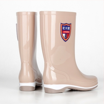 Női PVC esőcsizma, magas szár, vízálló, csúszásmentes gumitalp, alacsony sarok 1–3 cm