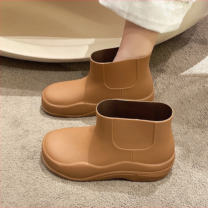 Női esőcsizma — vízálló, csúszásmentes, középmagas, PVC felsőrész, alacsony sarok 1–3 cm