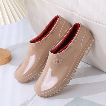 Női alacsony szárú esőcsizma fleece béléssel, PVC felsőrész, Slip-On, csúszásmentes talp – tavasz és ősz