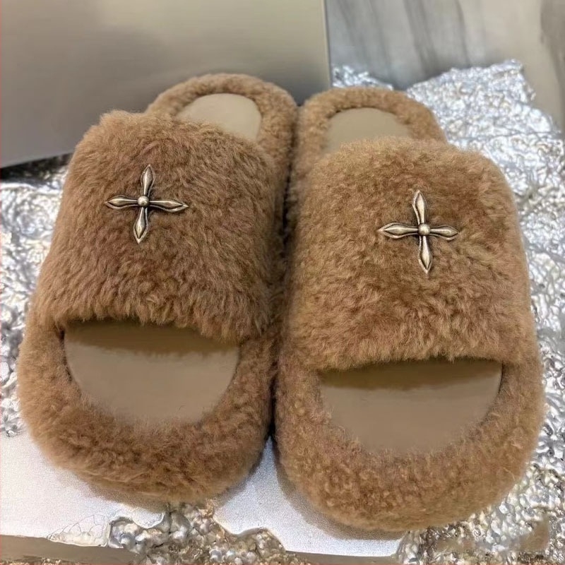 Női szőrme papucs báránybőr és gyapjú felsőrésszel, gumitalp, belső textile belső, csúszásmentes, talp vastagsága 3–5 cm