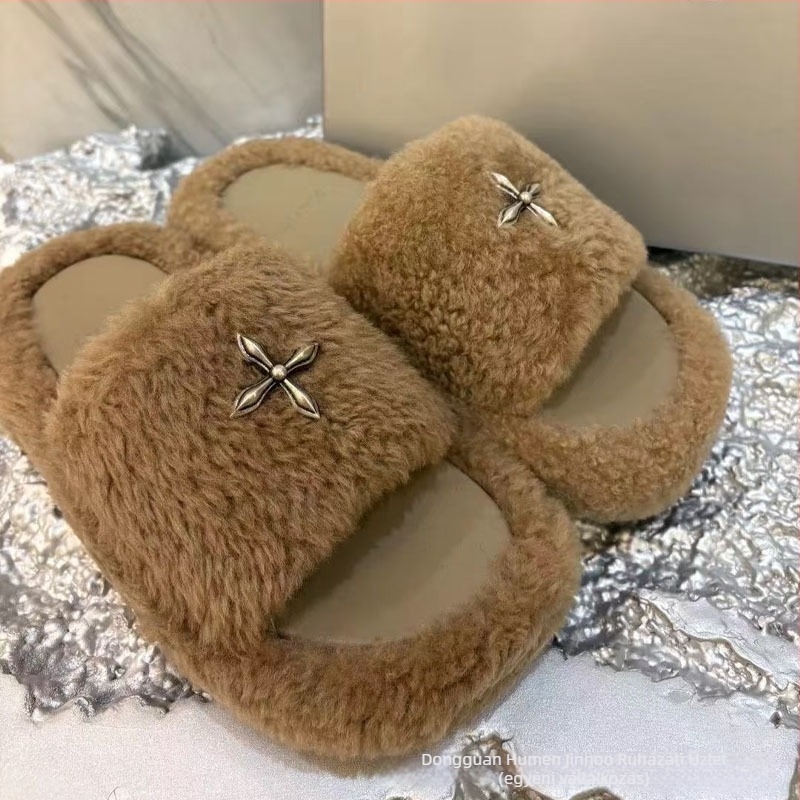 Női szőrme papucs báránybőr és gyapjú felsőrésszel, gumitalp, belső textile belső, csúszásmentes, talp vastagsága 3–5 cm