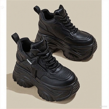 Női dad shoes retro stílusú magasságot növelő cipő, PU felsőrész, EVA talpbetét, gumírozott talp, injekciósan öntött kivitel