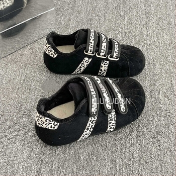 Női német hadsereg edzőcipő Velcro-záródással, felső része szintetikus bőrből, EVA talptalp, gumírozott talp, könnyű és csúszásmentes