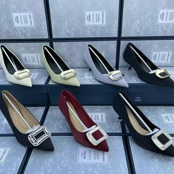 Női magassarkú cipő, hegyes orr, középmagas sarok 3-5 cm, PU felsőrész, gumírozott talp, egyvonalú csattal záródó